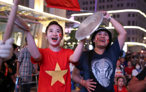 Cổ động viên TPHCM phấn khích khi Việt Nam thắng đậm Malaysia 3 bàn