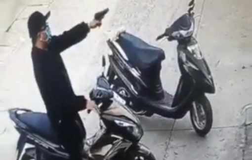 Truy bắt nam thanh niên mang vật giống súng cướp tiền ở một ngân hàng