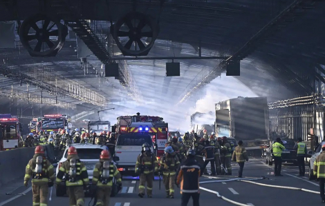 Xe buýt tông xe tải trong đường hầm ở Hàn Quốc, hàng chục người thương vong