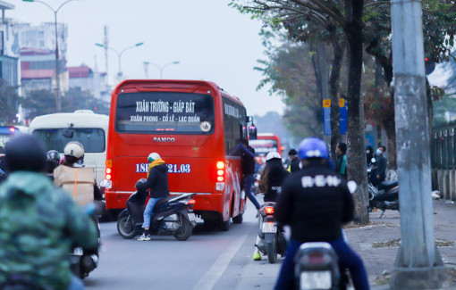 Nhiều tuyến đường ở Hà Nội ùn tắc, xe dù đón khách trên cao tốc
