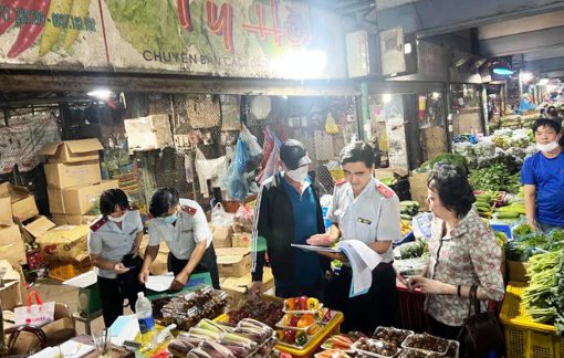 Hàng tết bắt đầu đổ về chợ sỉ