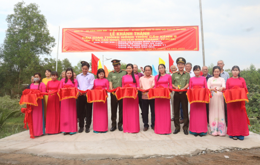 Khánh thành cầu và tặng quà cho bà con xã Tân Nhựt