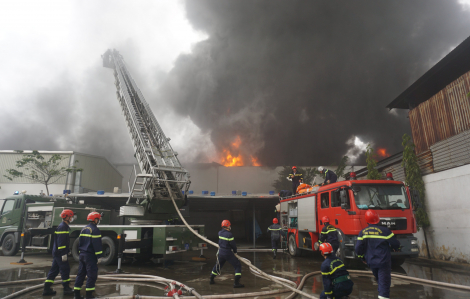 Đà Nẵng: Cháy lớn ở công ty nhựa ngày cuối năm