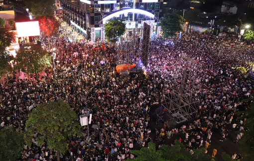 Hàng chục ngàn người chen chúc dự đêm nhạc chào đón năm mới 2023 tại trung tâm TPHCM