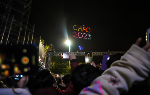 Không pháo hoa, Hà Nội biểu diễn drone đón năm mới đầy ấn tượng