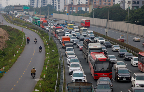 Hà Nội ngày cuối nghỉ tết Dương lịch: Ùn tắc kéo dài, xe trả khách ngay trên cao tốc