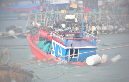 Tàu cá hành nghề trên biển Trường Sa bị đắm, 8 ngư dân rơi xuống biển