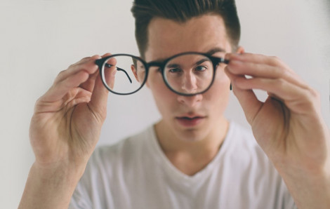 Bao nhiêu lâu cần khám và đổi kính cận?
