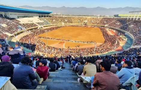 Hàng chục ngàn người ngồi kín sân vận động lớn nhất Pakistan để... thi tuyển cảnh sát