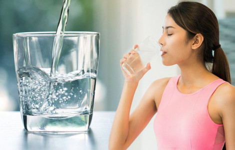 Uống đủ nước để giảm tốc độ lão hóa và nguy cơ tử vong sớm