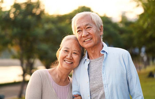 Tôi không muốn mẹ yêu một người quá già yếu, bệnh tật, và không tương xứng với bà