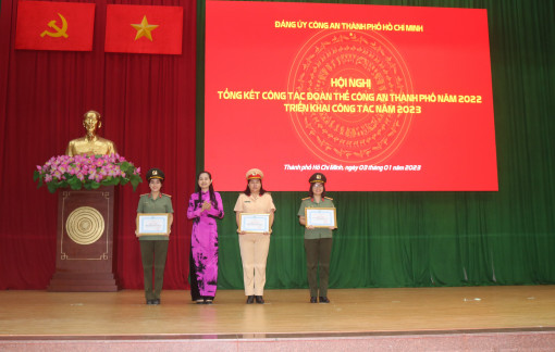 Nữ chiến sĩ công an tuyên truyền phòng cháy chữa cháy