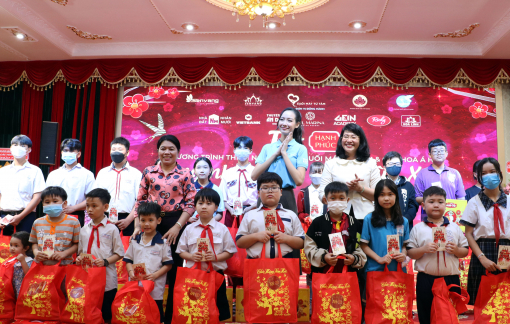 Trao quà Xuân cho 500 trẻ em mồ côi