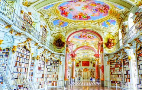 Thư viện cổ bên dòng sông nước Áo