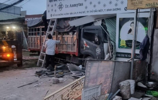 Bình Dương: Xe tải mất lái kéo lê xe máy, tông sập cơ sở spa