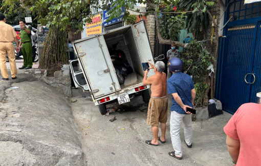 TPHCM: Xe tải tông CSGT và xe máy, rồi lao vào nhà dân