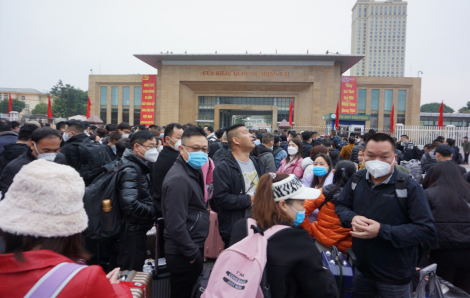 Hàng ngàn người Trung Quốc ùa chạy qua cửa khẩu Móng Cái trong ngày đầu Trung Quốc mở cửa