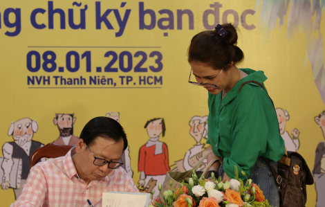 Độc giả lặn lội đường xa, xin chữ ký nhà văn Nguyễn Nhật Ánh mang về tặng con