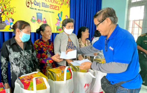 Báo Phụ nữ TPHCM mang hơi ấm mùa xuân về vùng biên giới A8