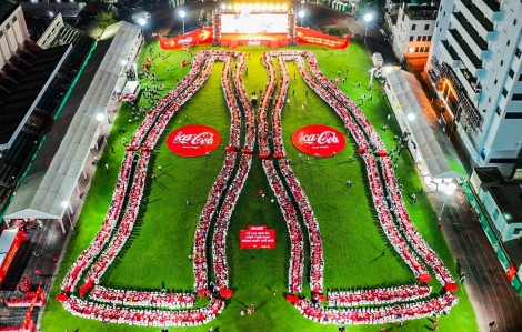 COCA-COLA® Việt Nam xác lập kỷ lục “Bàn ăn Tết Việt có số gia đình tham gia đông nhất thế giới”