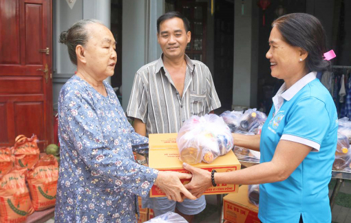 Những cánh én nhỏ làm nên tình xuân ấm