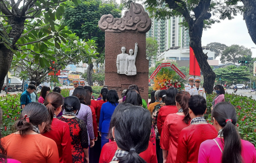 Dâng hương tưởng niệm liệt sĩ Lê Thị Riêng, Trần Văn Kiểu