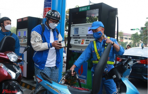 Giá xăng giữ nguyên, giá dầu giảm