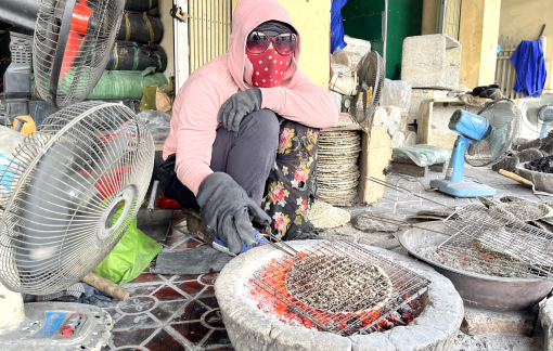 Phụ nữ làng bánh đa mướt mồ hôi giữa trời giá rét để kịp đơn hàng tết