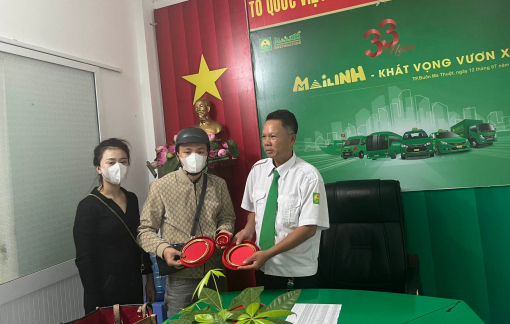 Tài xế taxi trả lại 1,8 cây vàng cho khách để quên
