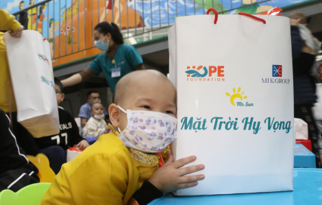 Tặng 100 phần quà tết cho bệnh nhi ung thư ở Huế