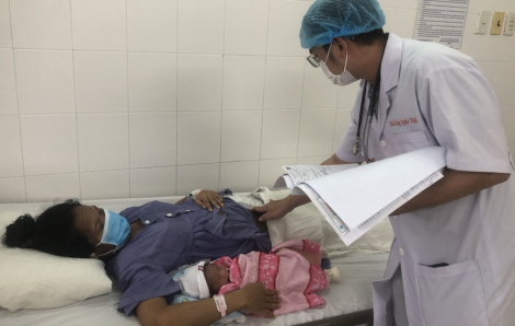 Phẫu thuật thành công khối u nang buồng trứng 8kg cho sản phụ ở Vĩnh Long