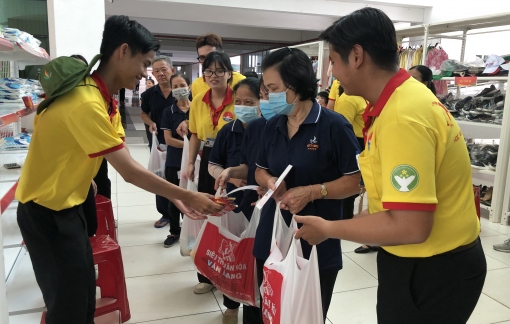 "Đi chợ tết 0 đồng xách nặng tay quá!"