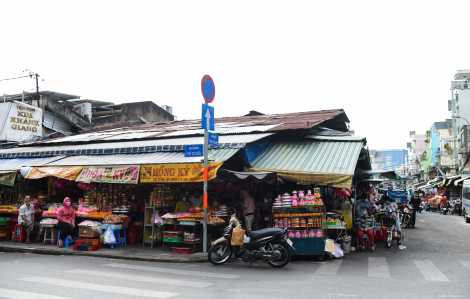 Chợ "âm phủ" lớn nhất TPHCM vắng khách mua đồ cúng ông Táo
