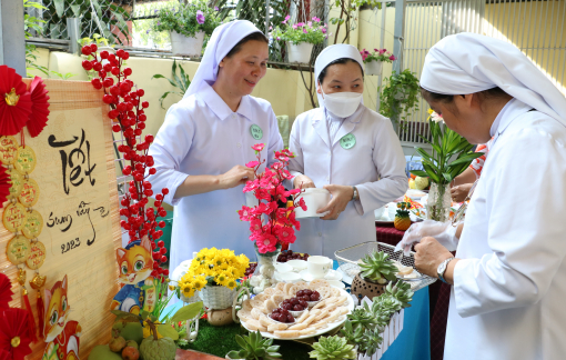 Làm bánh mứt tết tặng nữ công nhân khó khăn