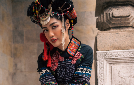 Hoa hậu Nông Thuý Hằng diện áo dài thổ cẩm đón tết Quý Mão