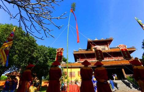 Vào hoàng cung Huế xem dựng nêu ngày Tết