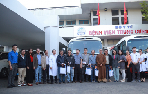 “Chuyến xe yêu thương” đưa 150 bệnh nhân cùng người nhà về quê đón tết