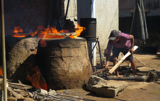 Làng nghề đúc đồng đỏ lửa ngày đêm đáp ứng nhu cầu tết