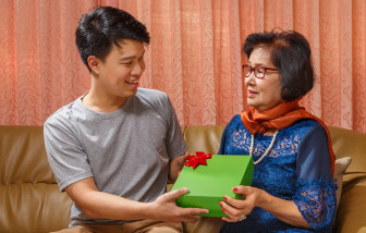 Ứng xử thế nào khi người yêu biếu quà Tết cho gia đình bạn gái cũ?
