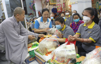 Nữ tu Phật giáo mang Xuân đến với bà con nghèo, khuyết tật