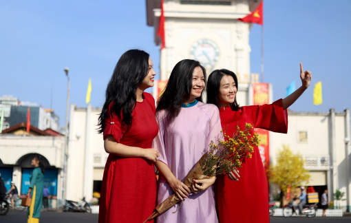 Ngắm những chiếc áo dài khoe sắc trên phố ngày cận tết