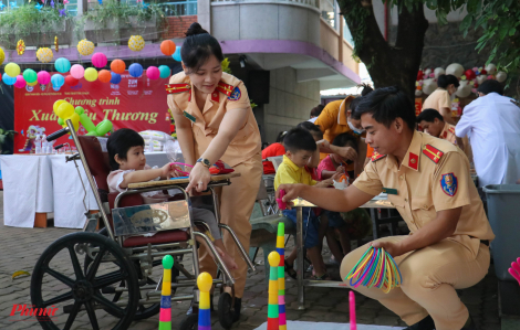 Cảnh sát giao thông TPHCM mang tết đến trẻ em tàn tật, mồ côi