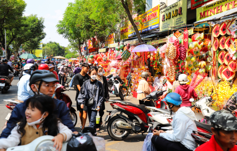 Người dân TPHCM rộn ràng mua đồ trang trí tết