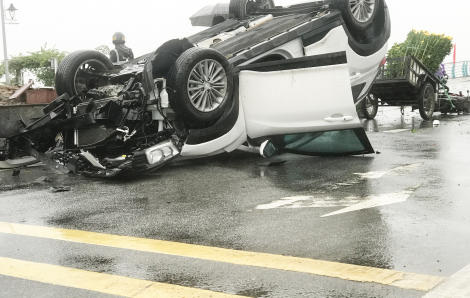 Tai nạn liên tiếp: ô tô con lật ngửa, xe máy kéo hoa cúc bán tết gặp nạn