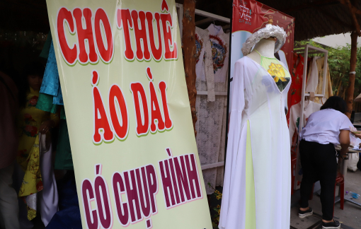 Chủ tiệm kiếm chục triệu mỗi ngày từ dịch vụ cho thuê áo dài chụp ảnh tết