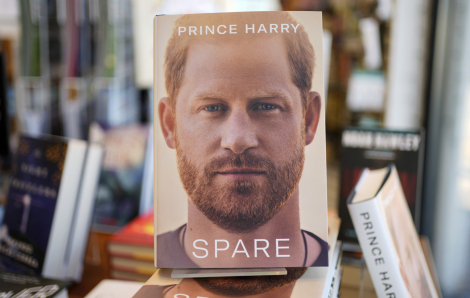 Hồi ký của Hoàng tử Harry bán được 3,2 triệu bản trong tuần đầu tiên