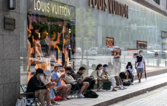 Giới trẻ Hàn Quốc đổ xô mua hàng xa xỉ vì cho rằng có ngoại hình là có tất cả