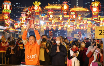 Người dân Hồng Kông vui mừng viếng đền mừng năm mới sau thời gian dịch bệnh