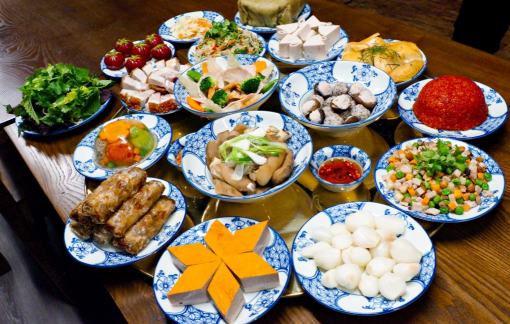 Gia đình chồng giữ truyền thống cúng tết với đầy đủ lễ nghĩa, nghi thức