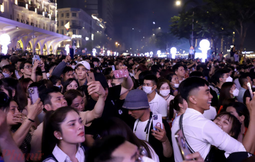 Người dân TPHCM tưng bừng đón năm mới